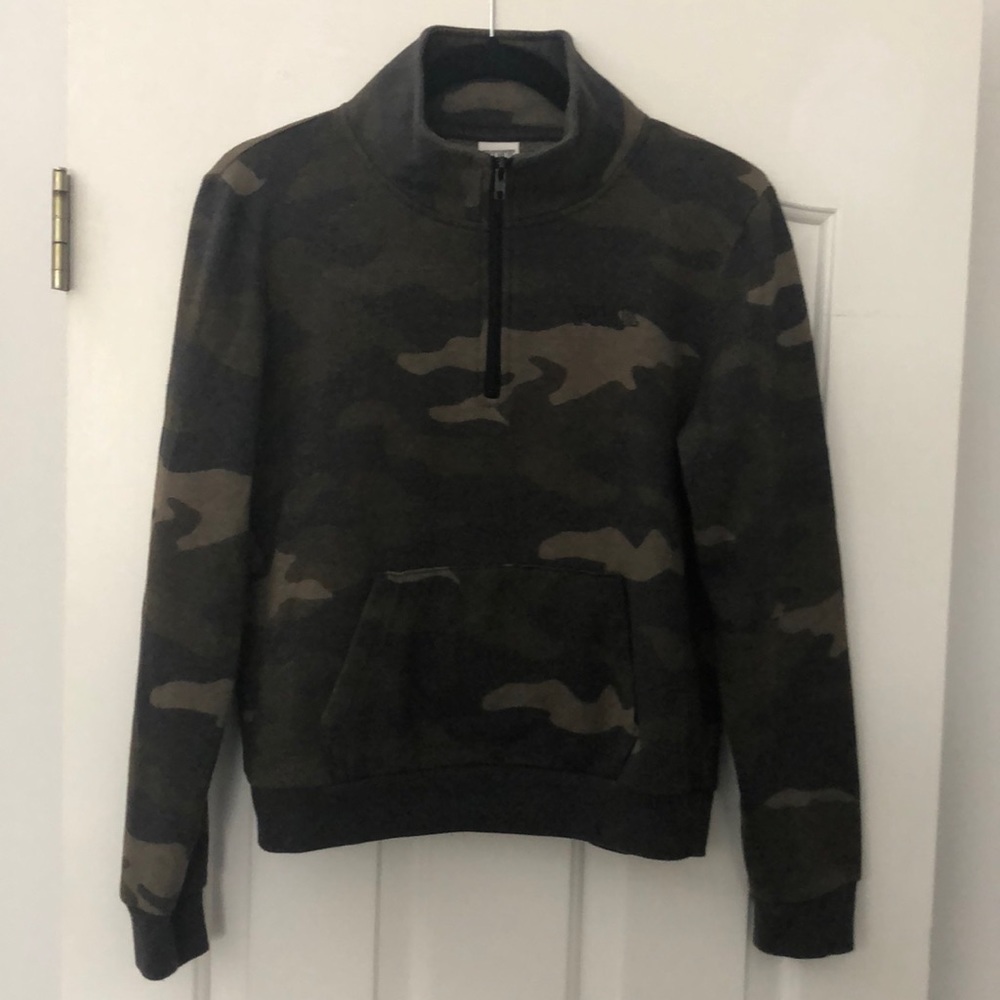 VS Pink 1/4 Zip Camo Sweatshirt Size (M)